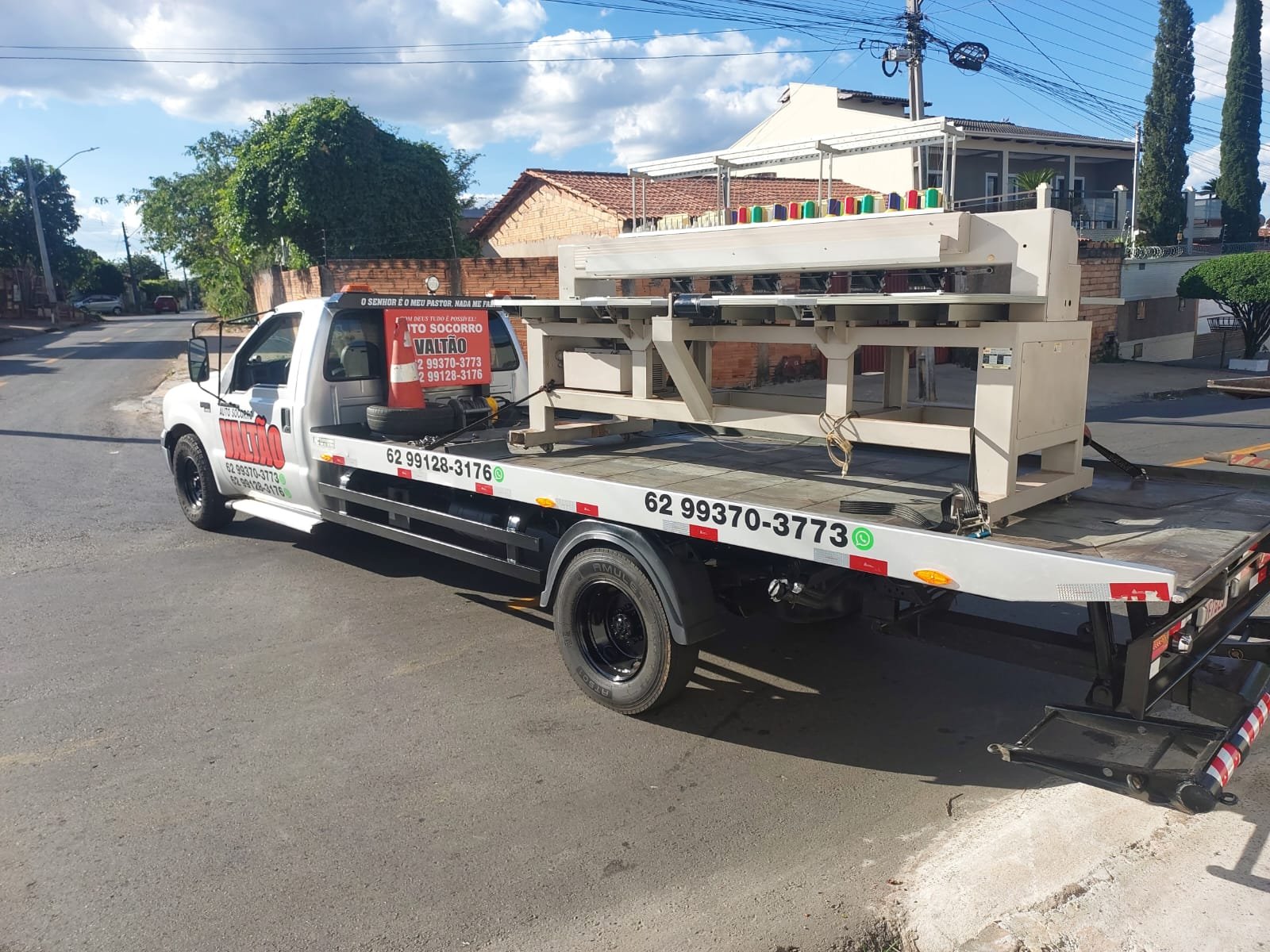 Guincho 24 horas resgatando veículo